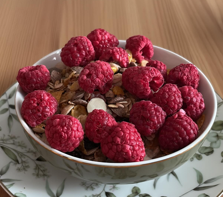 توت العليق المجفف بالتجميد - مقرمش بالإضافة إلى الحلويات