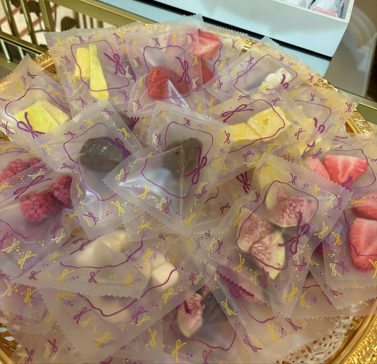 صندوق أكياس صغيرة من الفواكه المجففة بالتجميد